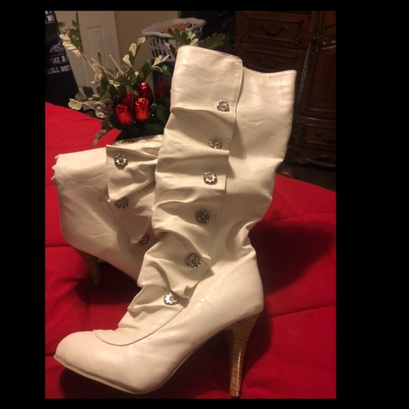 Women’s white boots below the knee NWOT - Picture 2 of 3